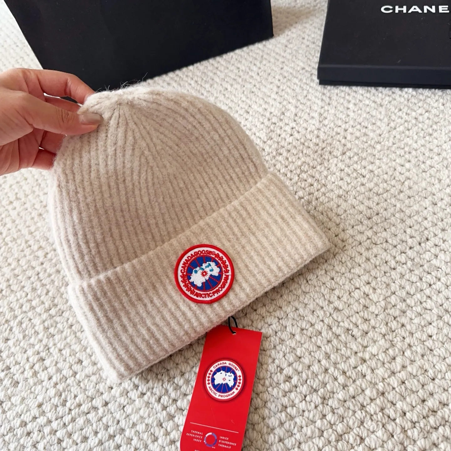💰60 CANADA GOOSE Canada Goose winter warm cashmere cold hat. Rabbit wool material, thick feel, not easy to deform. Fashionable and versatile couple hat, imported embroidery logo, cashmere cotton yarn, sold in high quality three colors. Head circumference: 55-58cm available